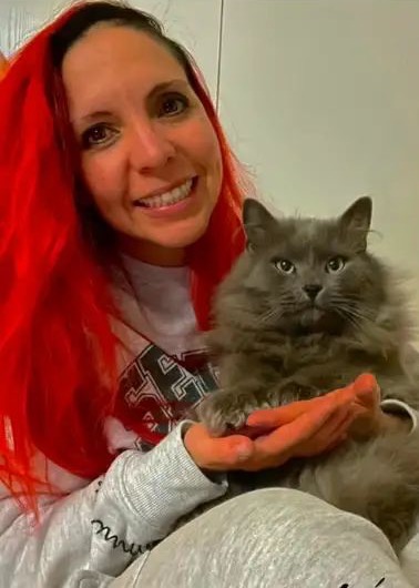 Giselle tenant Papa, le chat gris retrouvé